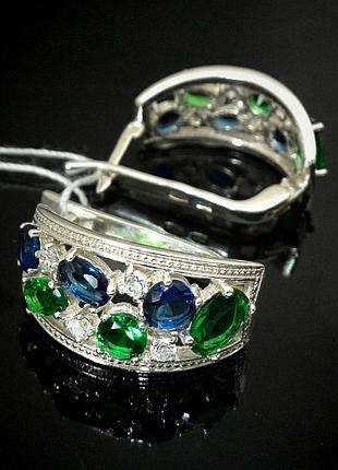 Серебряные серьги с синими, зелеными и прозрачными фианитами