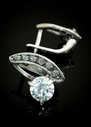 Серебряные серьги, украшенные 14-ю прозрачными фианитами