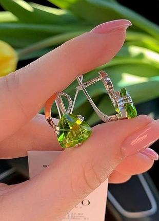 Серьги из серебра с салатовым фианитом и золотой пластиной яшма