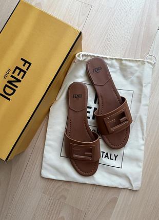Шльопанці fendi
