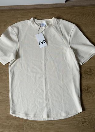 Нова чоловіча футболка бренду zara у молочному кольорі