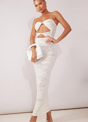 Молочное платье полупрозрачное с открытыми плечами, с вырезом от prettylittlething