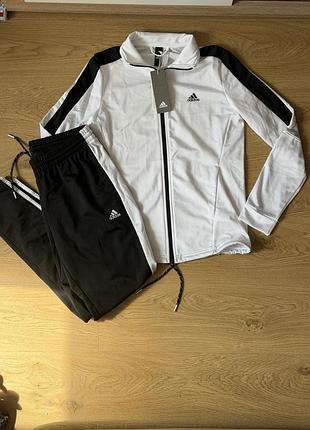 Жіночий спортивний костюм від бренду adidas.