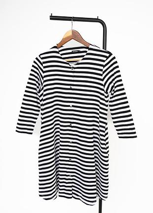Стильна, жіноча сукня від marimekko у класичному, чорно-білому смугастому дизайні. мінімалістичний, але впізнаваний принт робить річ