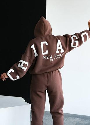 Костюм брюки + худи мокко на флисе с надписью на спинке chicago