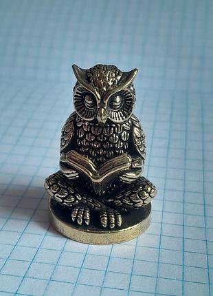 Сова читает книжку