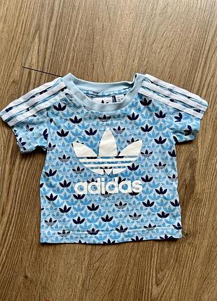 Футболка adidas 0-3 місяці блакитна з лампасами 56-62 розмір