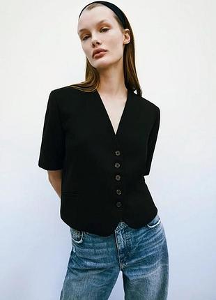 Укорочений чорний блейзер zara з короткими рукавами