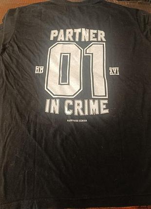 Футболка с оригинальным принтом «partner in crime 01»