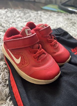 Кросовки nike 21 розмір штани джогери у подарунок