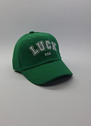 Яркая кепка «luck 666» в насыщенном зеленом цвете, на обхват 52-54 см.