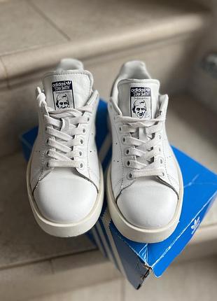 Шкіряні, оригінальні кросівки adidas.