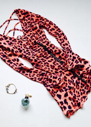 Яркое неоновое платье с открытой спиной в форме запаха prettylittlething