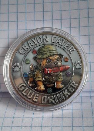 Сувенирная монета crayon eater glue drinker в капсуле - военный юмор сша