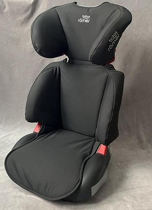 Дитяче автокрісло моделі britax-romer adventure plus, яке забезпечує захист та комфорт для дітей вагою від 15 до 36 кг.
