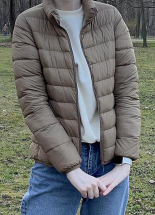 Бежевий пуховик