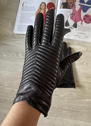Черные кожаные перчатки