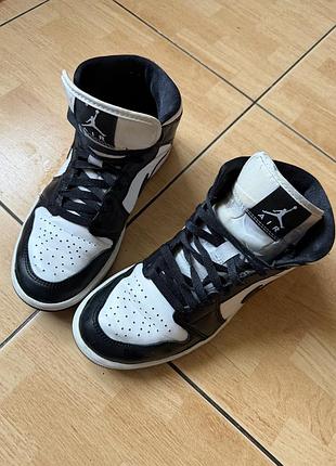 Женские кроссовки nike air jordan 1 mid, модель white black