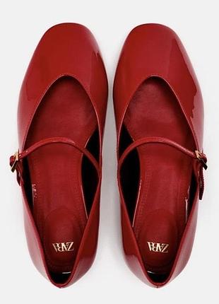Червоні лаковані балетки від zara