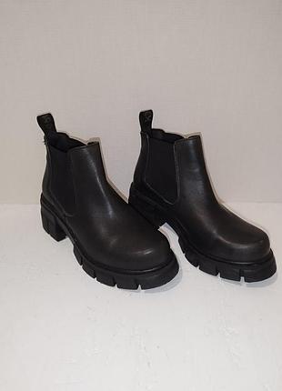 Жіночі чорні шкіряні черевики челсі (chelsea boots), що характеризуються еластичними бічними вставками та масивною підошвою. 36 розмір