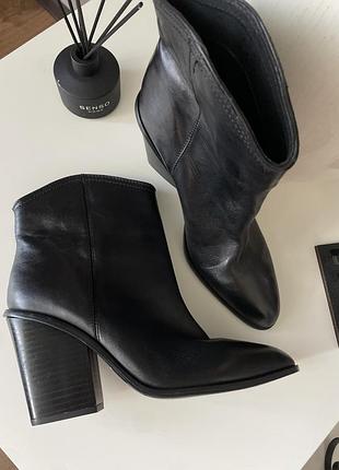 Шкіряні козаки від zara