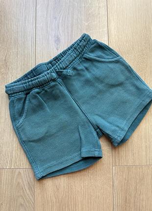 Короткие зеленые шорты zara