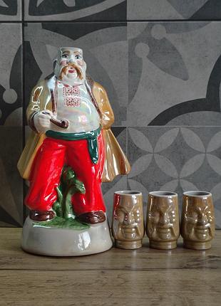 Антикварний український порцеляновий штоф статуетка козак та 3 рюмки з ручним розписом 1960-1990-х років. кришка відсутня.