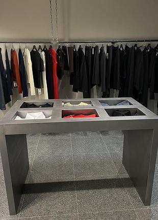 Металевий стіл з нішами
