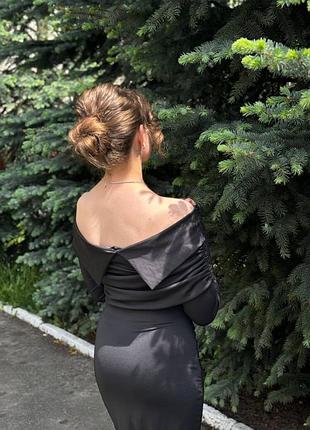 Продаю сукню чорну з відкритими плечима облягаюча