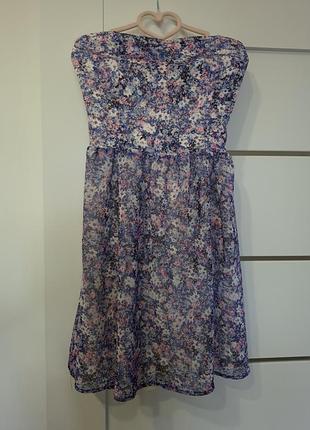 Жіноча сукня бандо (без бретелей) з квітковим принтом у фіолетових, синіх та рожевих тонах.