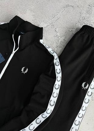 Костюм fred perry лампас: кофта-штани
2 пары носков в подарок!