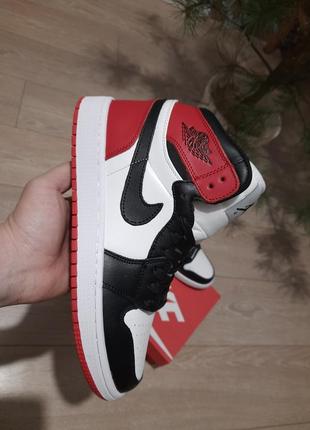 Кросівки nike air jordan 1 retro,білі з чорним і червоним2 фото