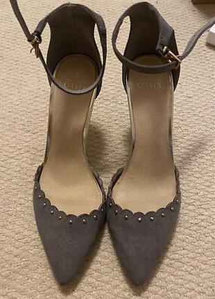 Продам стильні жіночі туфлі-човники journee collection edna pump.
оригінал