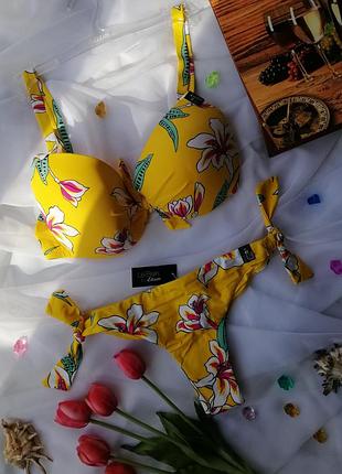 Роздільний купальник з чашками