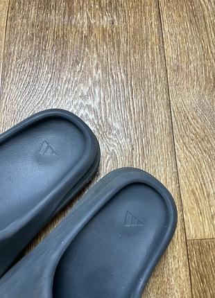 Тапочки adidas yeezy 3
