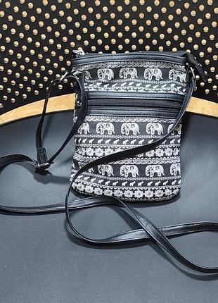 Daire's чорно-біла сумка через плече (crossbody) у стилі бохо з принтом слонів
