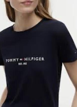 Женская темно-синяя футболка от бренда tommy hilfiger.