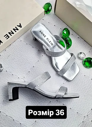 Anne klein оригінал сріблясті босоніжки з стразами