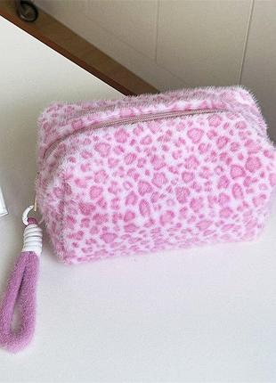 Большая вместительная меховая косметичка «pink paws». нежно-розовая с леопардовым принтом (20×9×11 см).