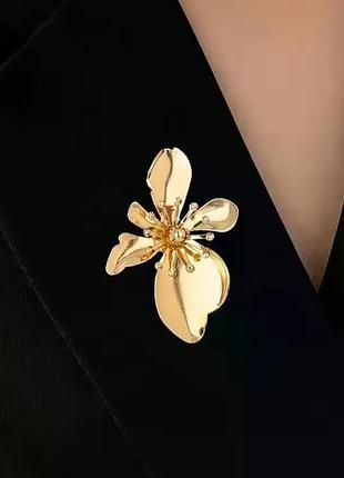 Акцентная стальная брошь цветок