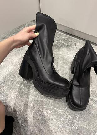 Ботильйони жіночі чорні bershka