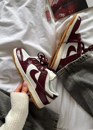 Nike dunk low burgundy croc жіночі кросівки найк данк бордові шкіряні