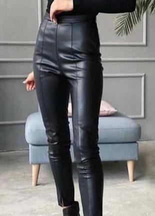 Брюки zara из искусственной кожи черные