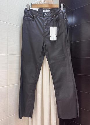 Жіночі чорні штани з восковим напиленням (coated jeans) або зі штучної шкіри від бренду zara