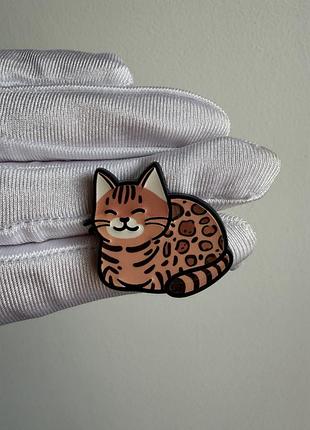 Пін значок металевий брошка рудий котик “лео” милий кіт з плямами, kawaii значок кішка