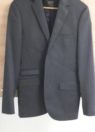 Esprit  collection   manthecter fit
38/m/46
мужской темно серый пиджак в светосиру полоску, застежка на 2 пуговицы 

 идеальное состояние (состояние нового)