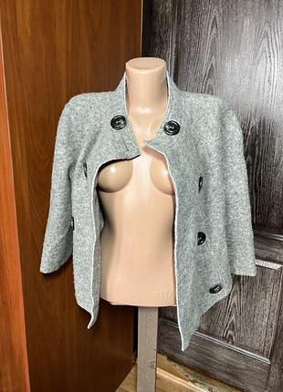 Двобортне жіноче пальто-бушлат сірого кольору від бренду stile benetton, виконане з вовняної суміші