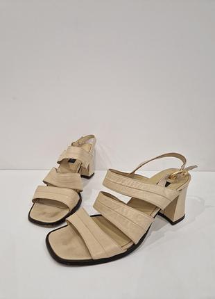 Вінтажні шкіряні жіночі босоніжки clarks бежеві на підборах 1990ті роки