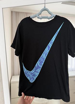 Чорна футболка nike palm swoosh t shirt junior boys з великим блакитним принтом
