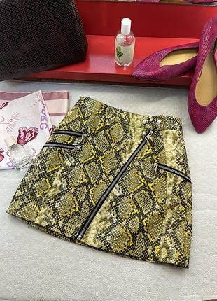 Мініспідниця bershka з ефектом шкіри пітона та зміїним принтом.